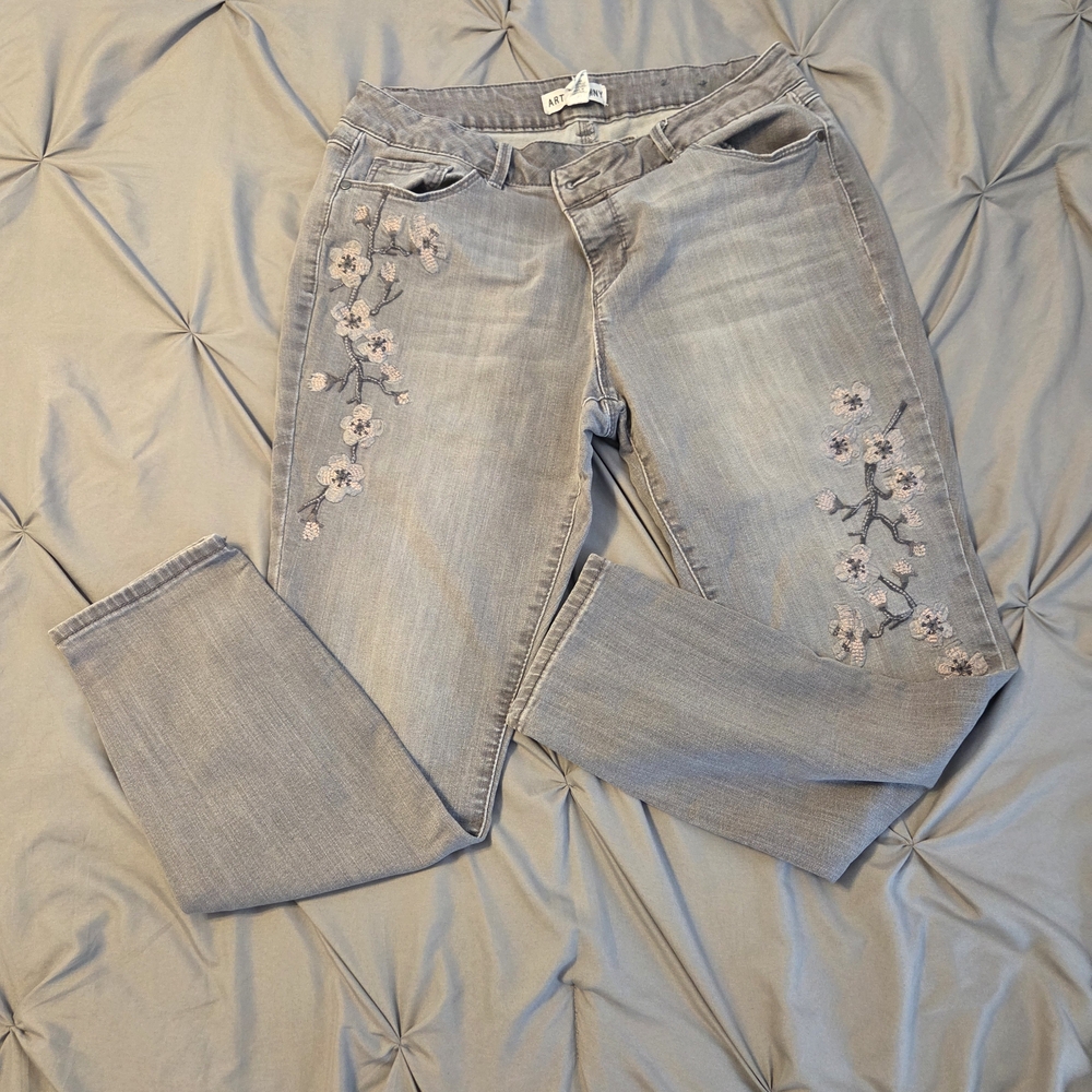 Artisan Ny Light Gray Skinny Jeans with Pink Floral Embroidery